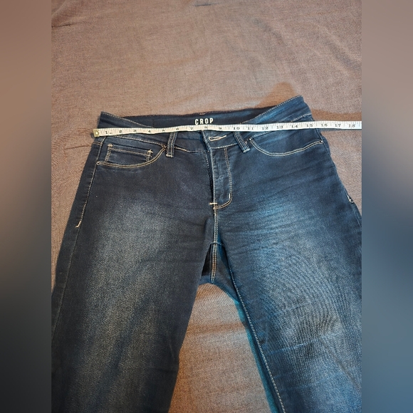 Royalty by YMI Crop Jeans Women’s 6 Petite Dark Wash Stretch Denim - Picture 8 of 9